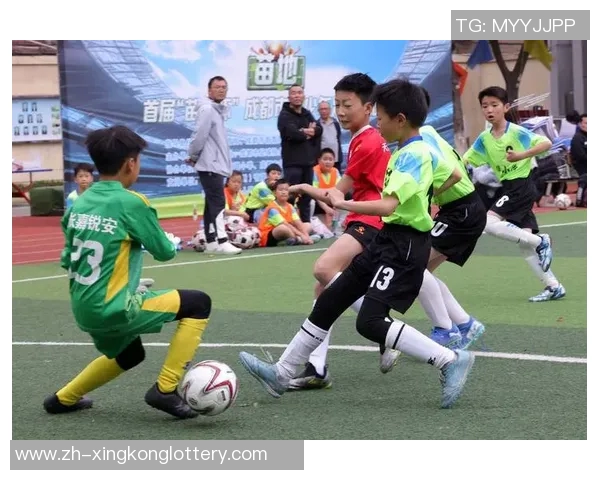 足球的魅力与激情在每一次进攻与防守中交织，热爱这项运动的你准备好了吗